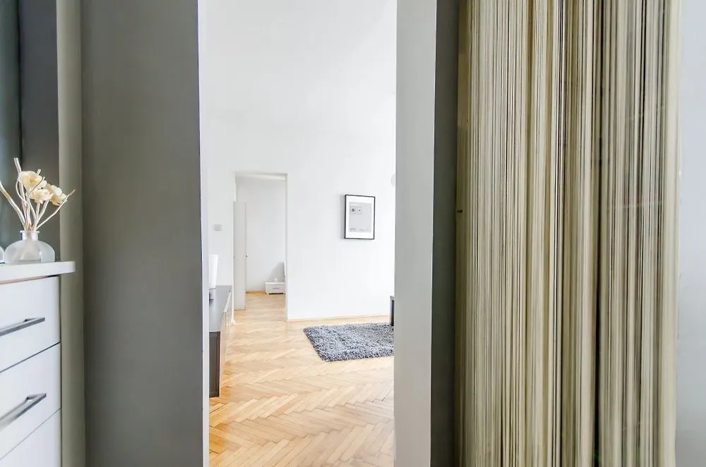Penguin Rooms - Train Station Cracovie 0*,  Pologne
